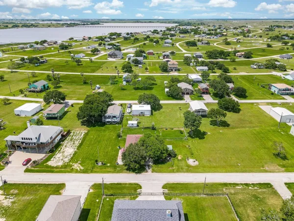 $285,000 | 1495 West Bayshore Drive, Palacios, TX 77465