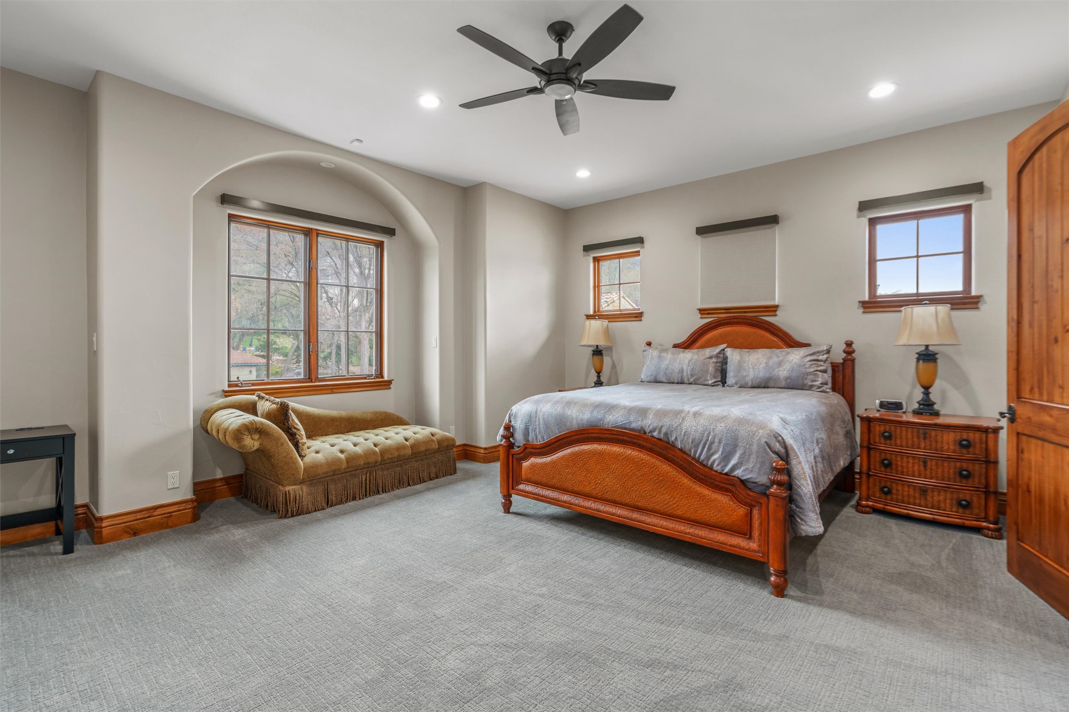 4407 Island Cove Austin, TX 78731 - Photo 33 of 40 a bedroom with a bed and a couch