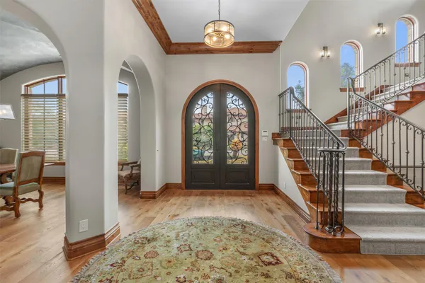 a view of entryway with a front door
