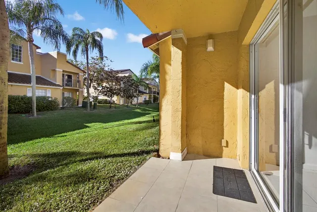 a view of a back yard