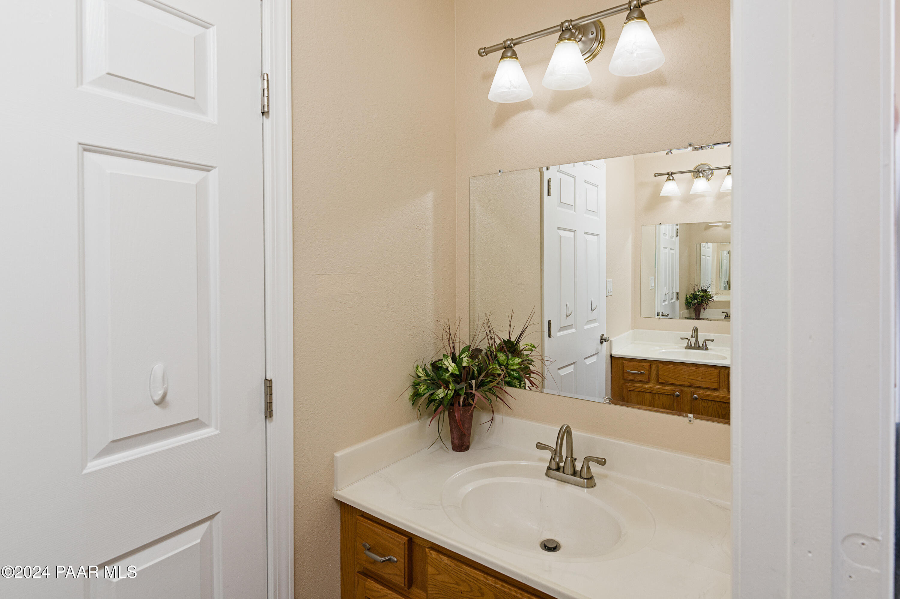 4860 West Stazenski Road Prescott, AZ 86305 - Photo 32 of 67 Upstairs bath_vanities