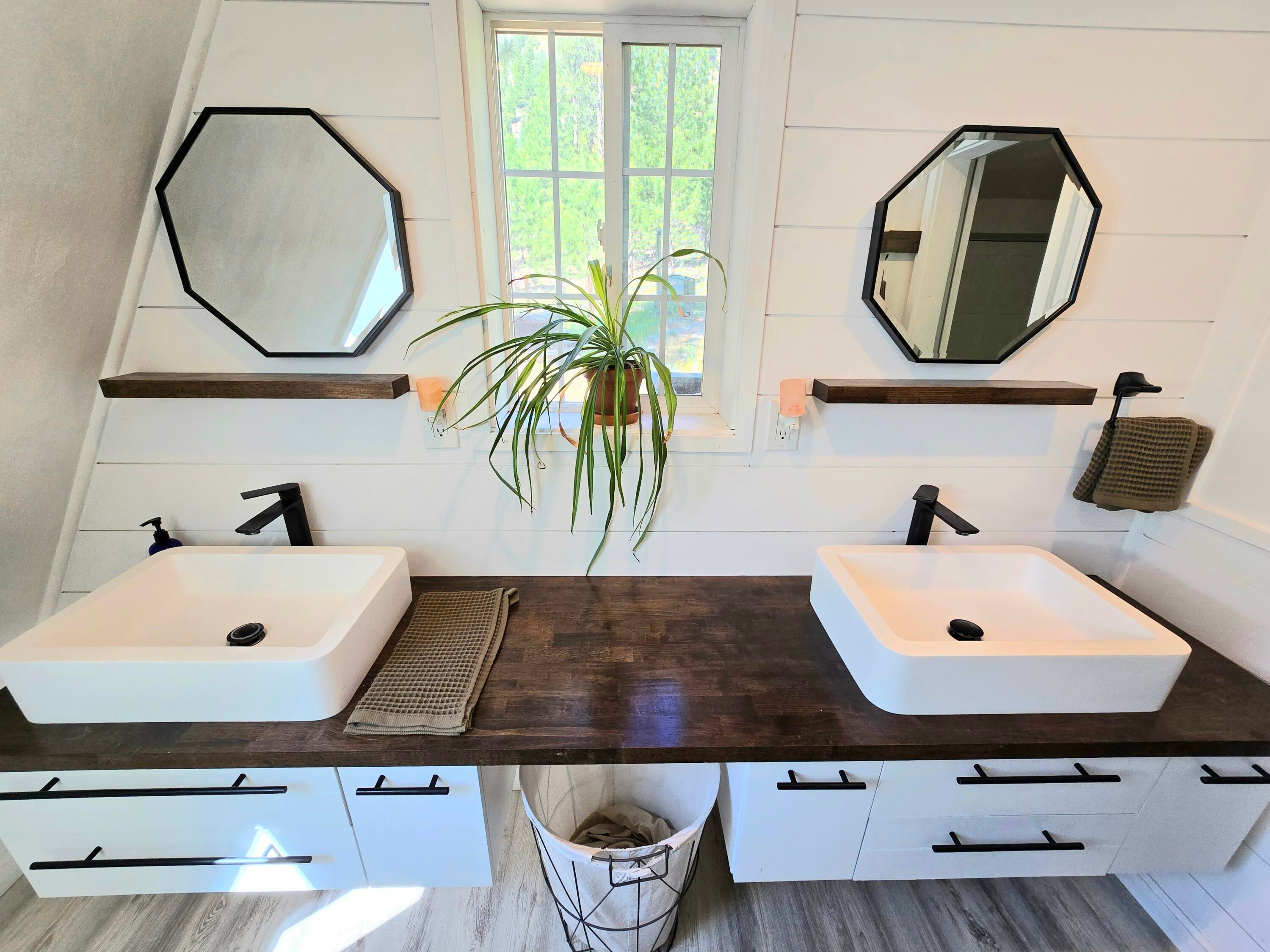 10211 Old Fort Road Klamath Falls, OR 97601 - Photo 25 of 79 Primary bathroom