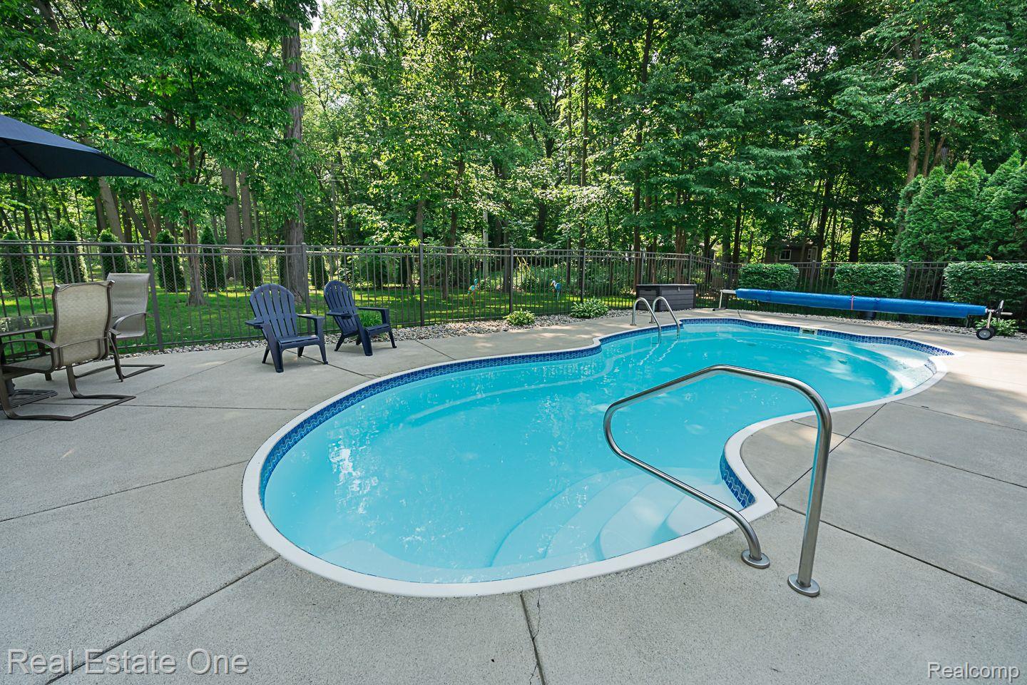 2657 Long Meadow Lane Rochester, MI 48307 - Photo 5 of 46 Solor Pool Cover & Winter Cover Included