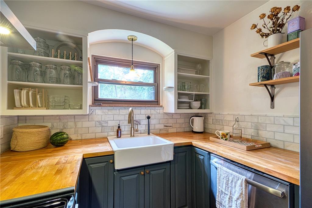 248 Cascade Road Pittsburgh, PA 15221 - Photo 4 of 23 Gallery Image 4