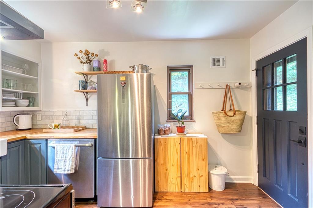 248 Cascade Road Pittsburgh, PA 15221 - Photo 5 of 23 Gallery Image 5