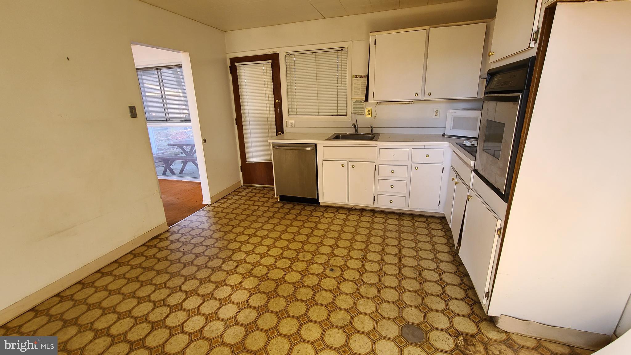 123 Yew Road Cheltenham, PA 19012 - Photo 10 of 24