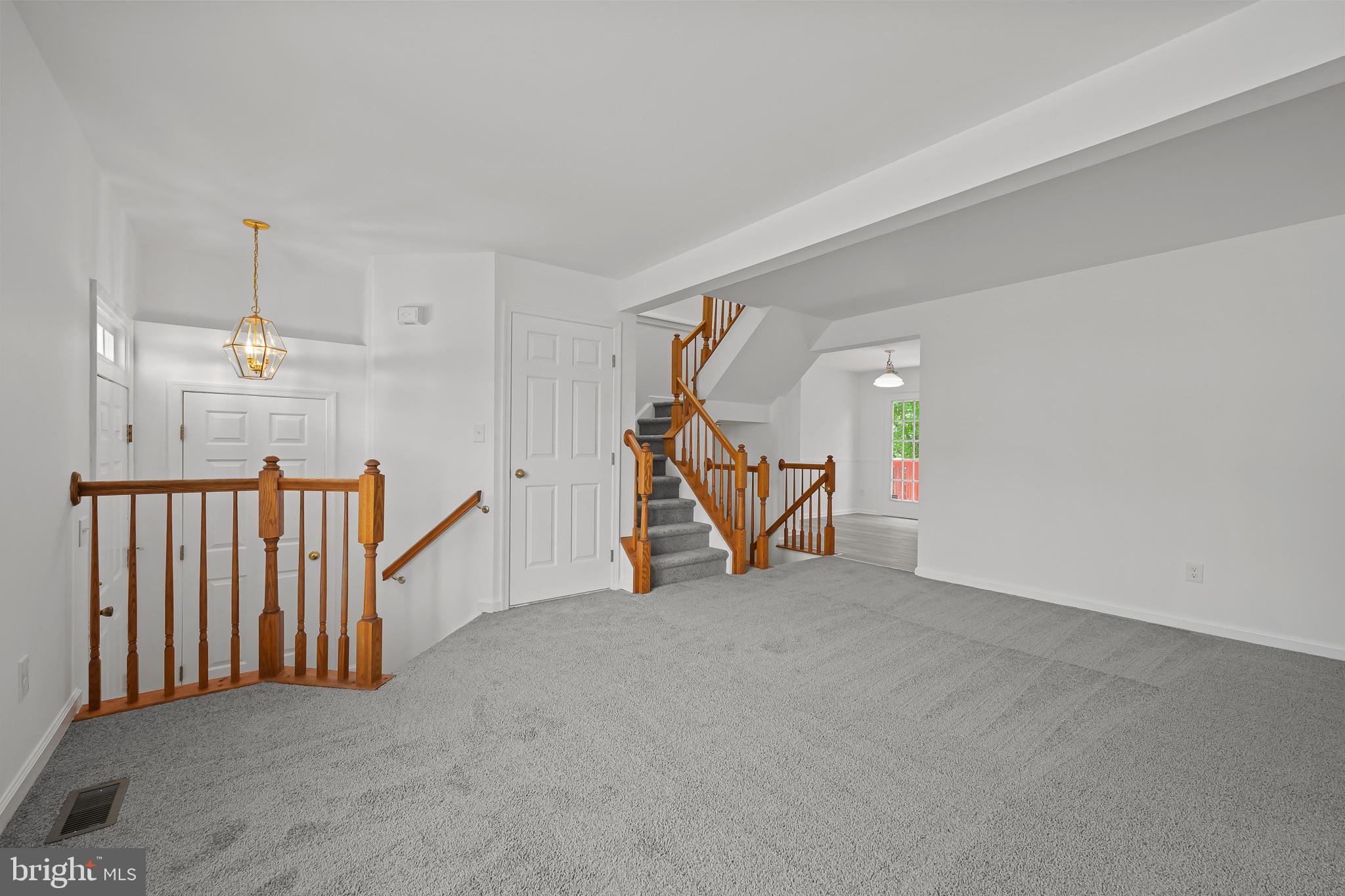 22 Hibiscus Drive Newark, DE 19702 - Photo 3 of 25 Main level w/new carpeting