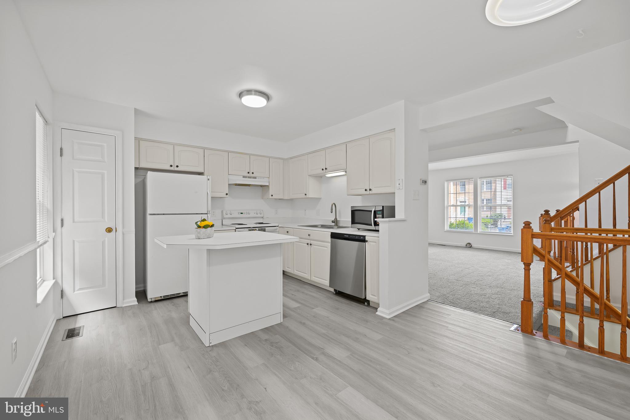 22 Hibiscus Drive Newark, DE 19702 - Photo 5 of 25 Kitchen w/new flooring