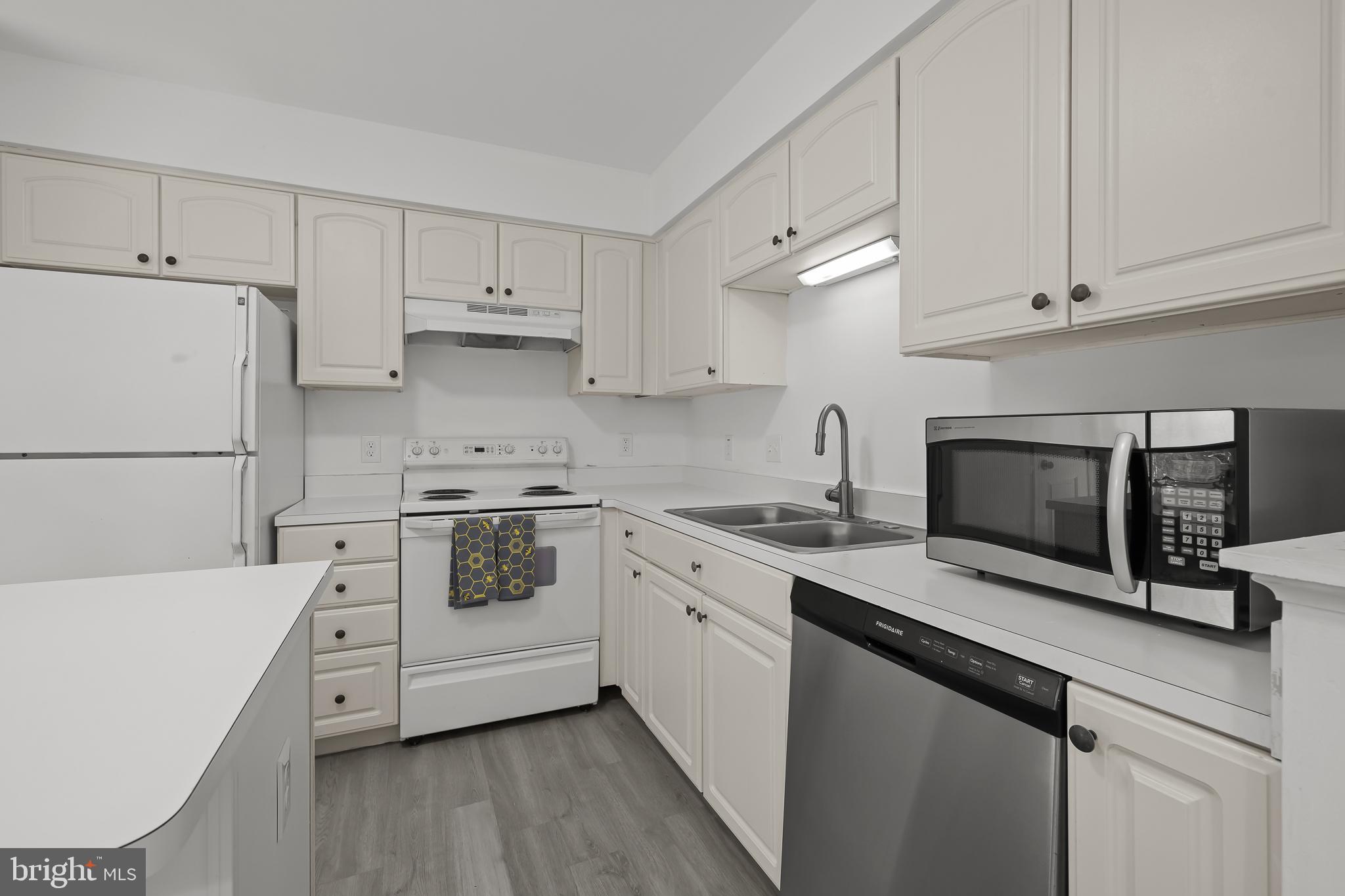 22 Hibiscus Drive Newark, DE 19702 - Photo 6 of 25 All appliances included (as-is)