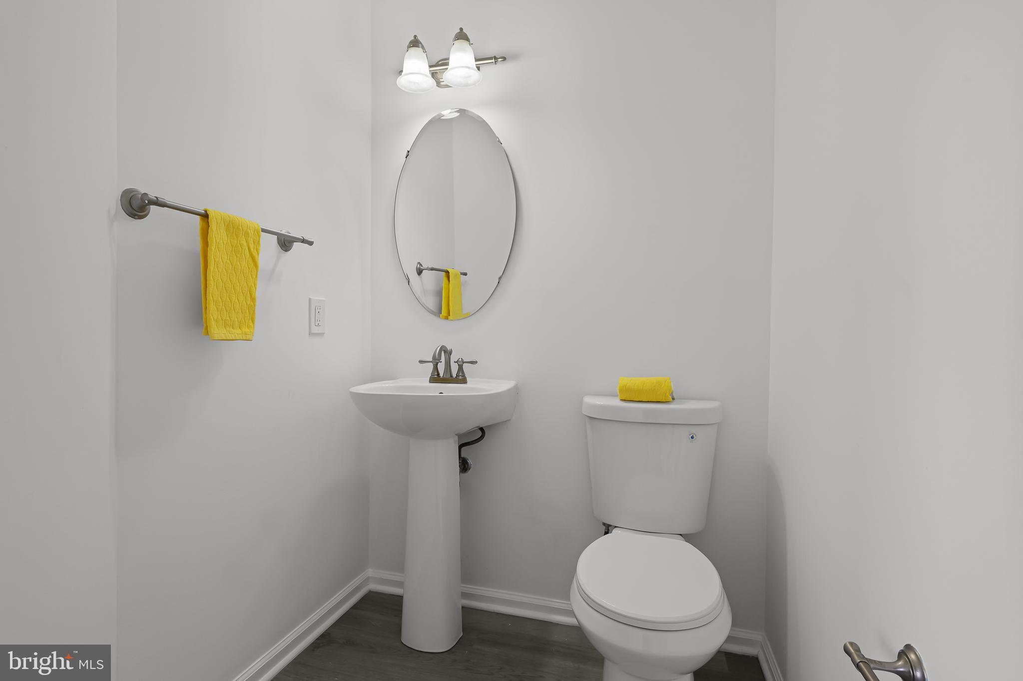 22 Hibiscus Drive Newark, DE 19702 - Photo 10 of 25 1st floor Powder Room