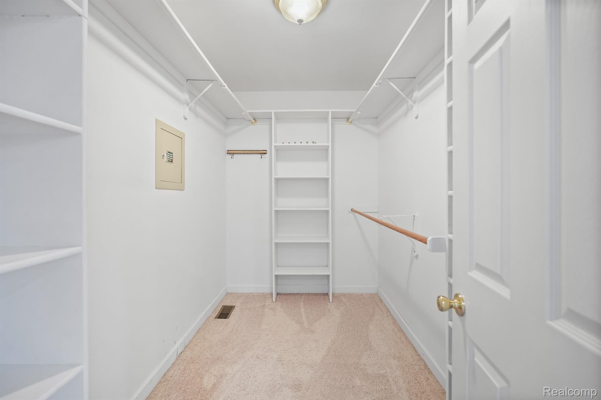 11193 Chicago Road Warren, MI 48093 - Photo 17 of 39 primary walk in closet