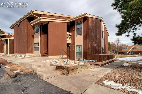 a view of a house with backyard