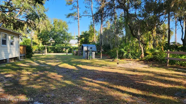 a view of a yard with basketball court