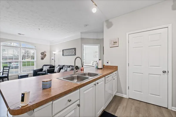 $154,900 | 1901 North Lincoln Avenue, Unit 105, Urbana, IL 61801