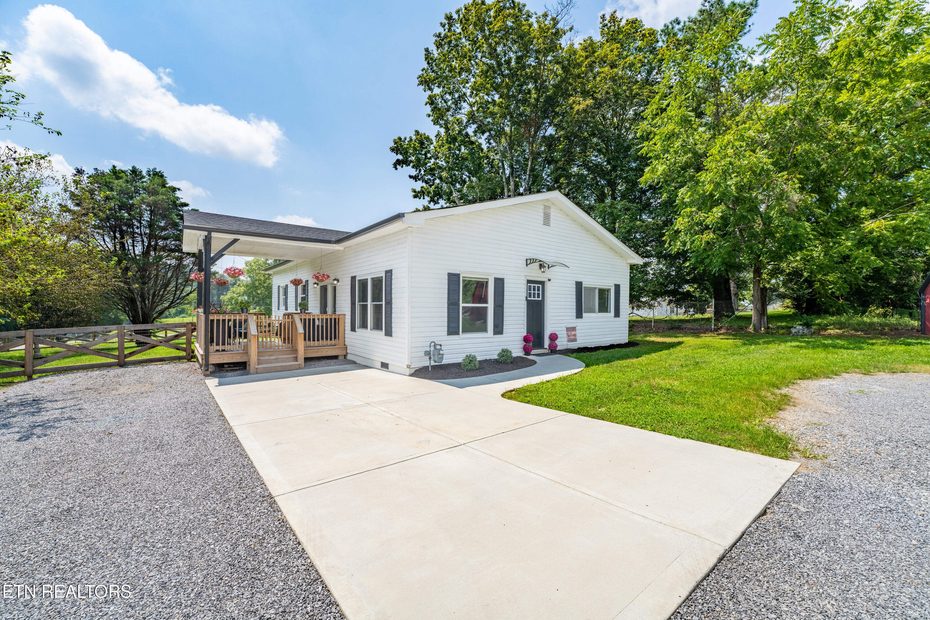 109 Rostron Lane Clinton, TN 37716 - Photo 2 of 36 2