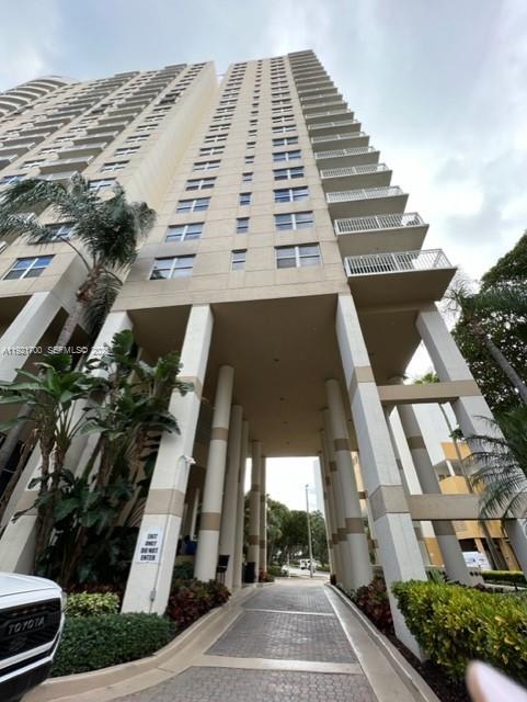 770 Claughton Island Drive, Unit 1404 Miami, FL 33131 - Photo 20 of 23 a view of a large building