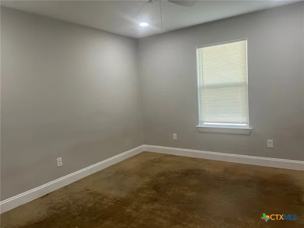 $1,300 | 661 West Austin Street, Unit P, Luling, TX 78648