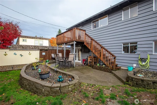 a view of a house with backyard