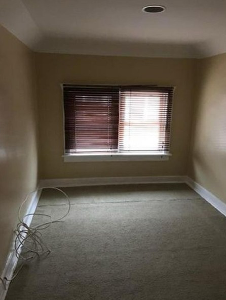 422 South Street, Unit 2 Elgin, IL 60123 - Photo 6 of 6 an empty room with a window