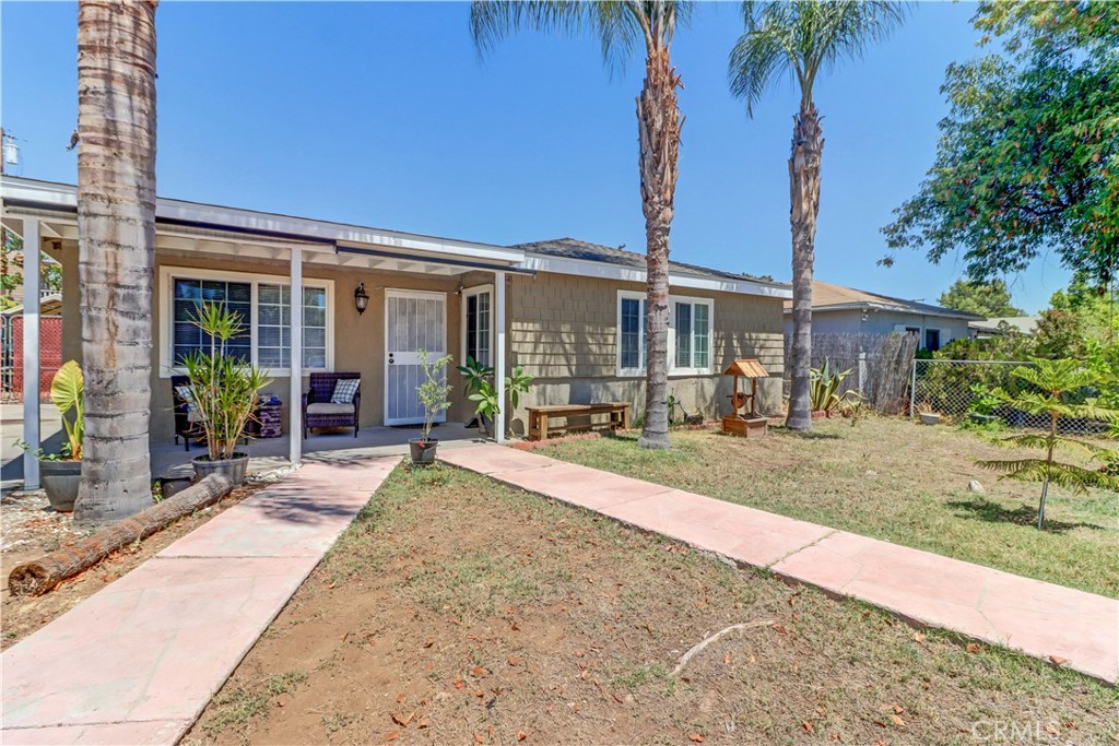 a view of a house with backyard porch and garden