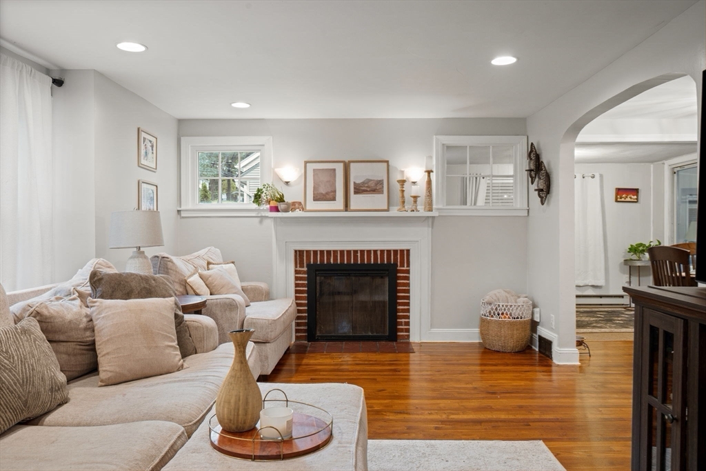 212 Emerson Street Springfield, MA 01118 - Photo 4 of 38 Gallery Image 4