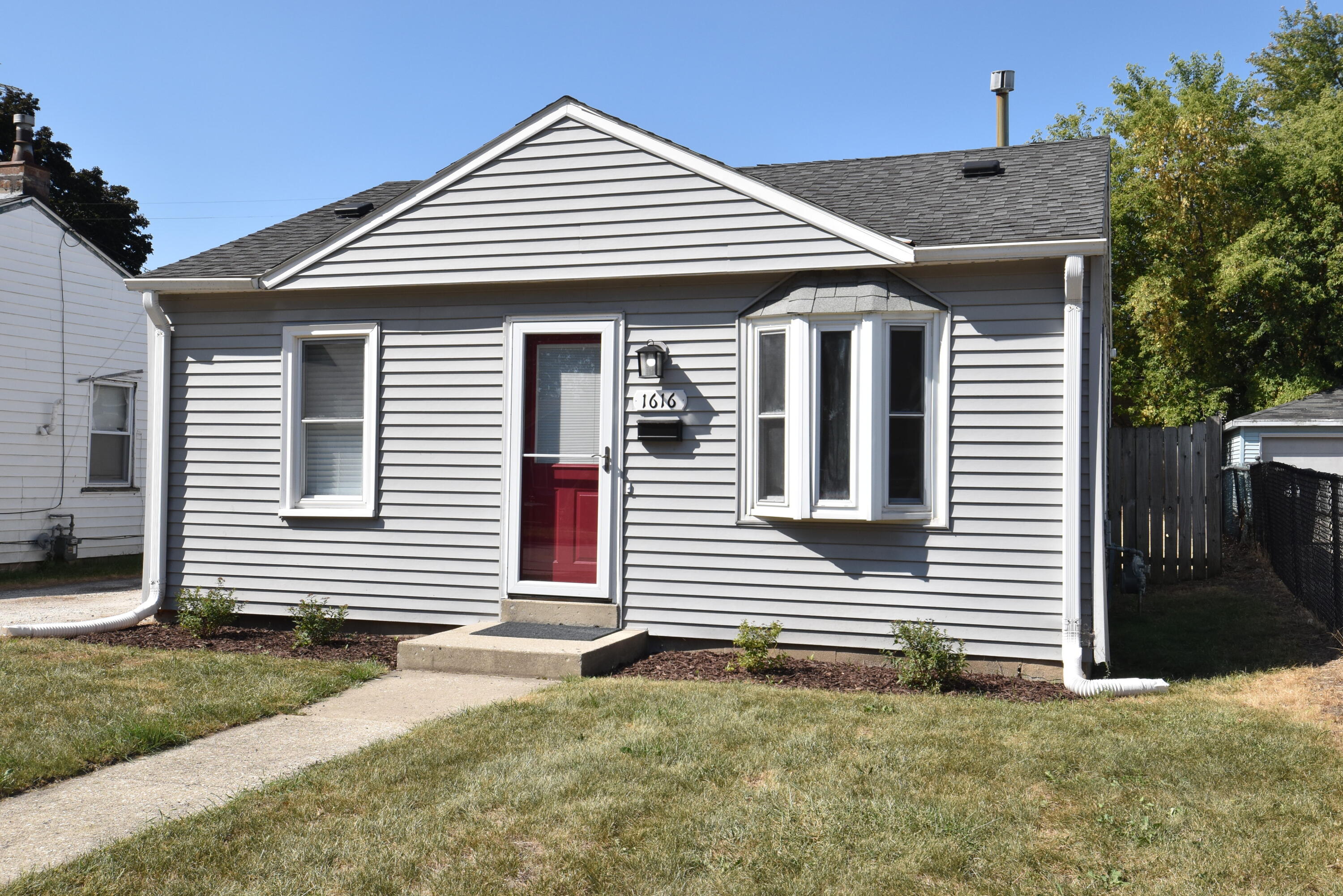 1616 Oregon Street Racine, WI 53405 - Photo 1 of 1 DSC_0148