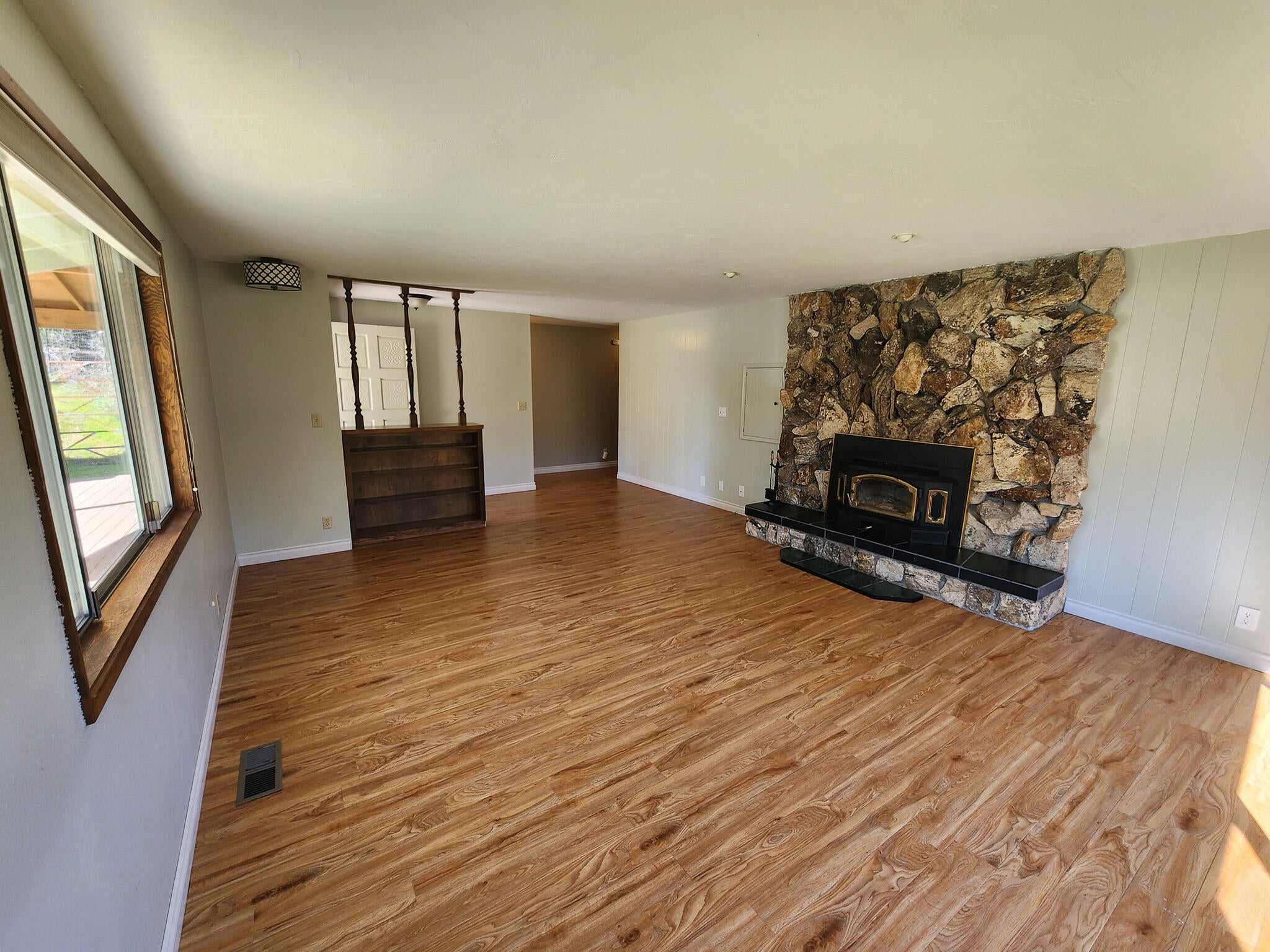 1707 Robinson Road Grants Pass, OR 97527 - Photo 8 of 40 Living room