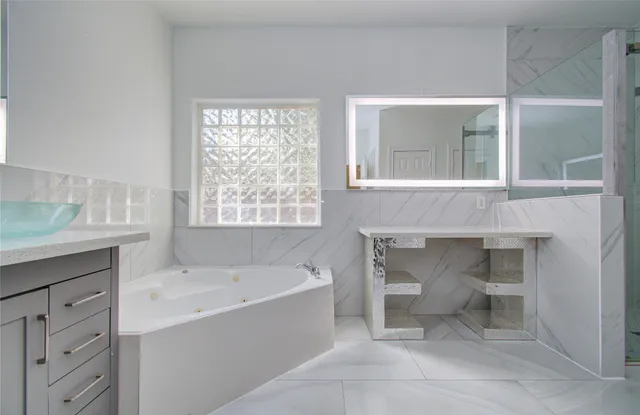 $684,500 | 6423 Oakmont Creek Drive, Spring, TX 77379