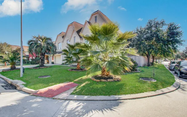 $684,500 | 6423 Oakmont Creek Drive, Spring, TX 77379