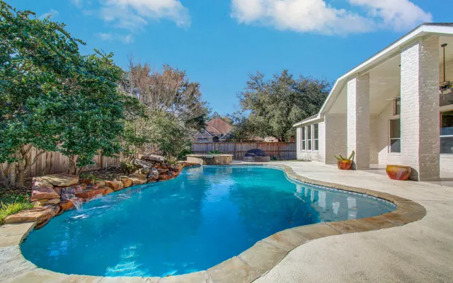 $684,500 | 6423 Oakmont Creek Drive, Spring, TX 77379