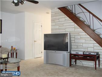 11864 Basile Road Philadelphia, PA 19154 - Photo 5 of 12 Living Room