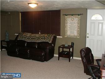 11864 Basile Road Philadelphia, PA 19154 - Photo 10 of 12 Family Room
