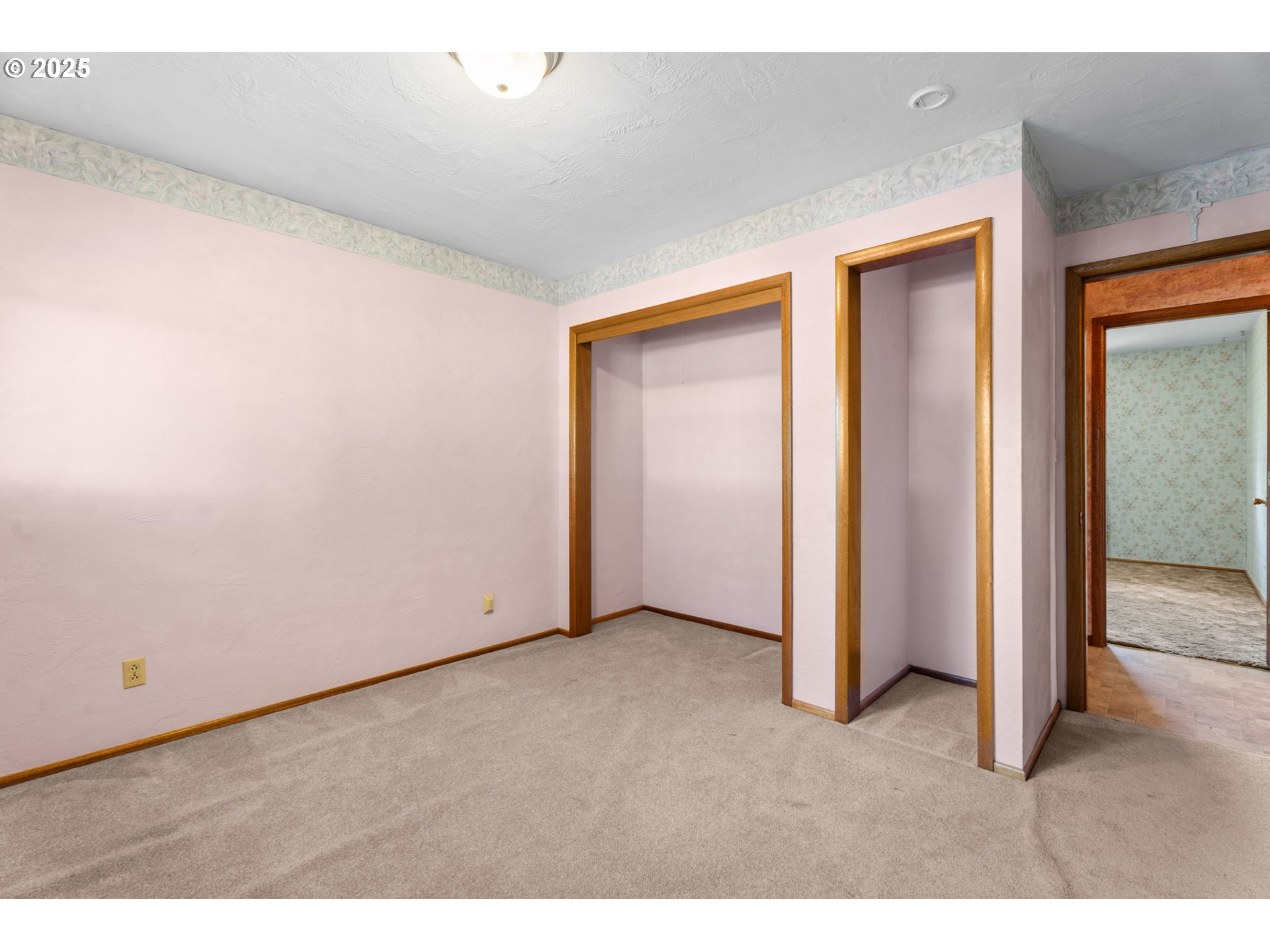 15895 Old Butteville Road Northeast Woodburn, OR 97071 - Photo 15 of 47 a view of an empty room