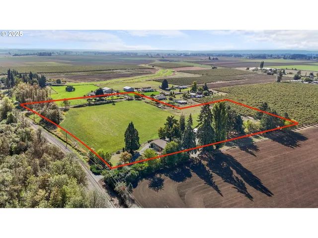 a view of an outdoor space