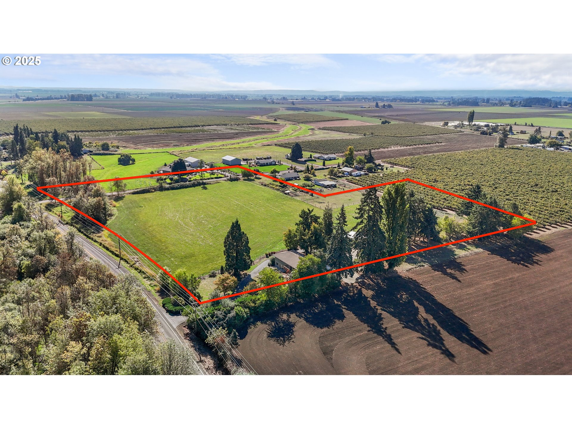 15895 Old Butteville Road Northeast Woodburn, OR 97071 - Photo 3 of 47 a view of an outdoor space
