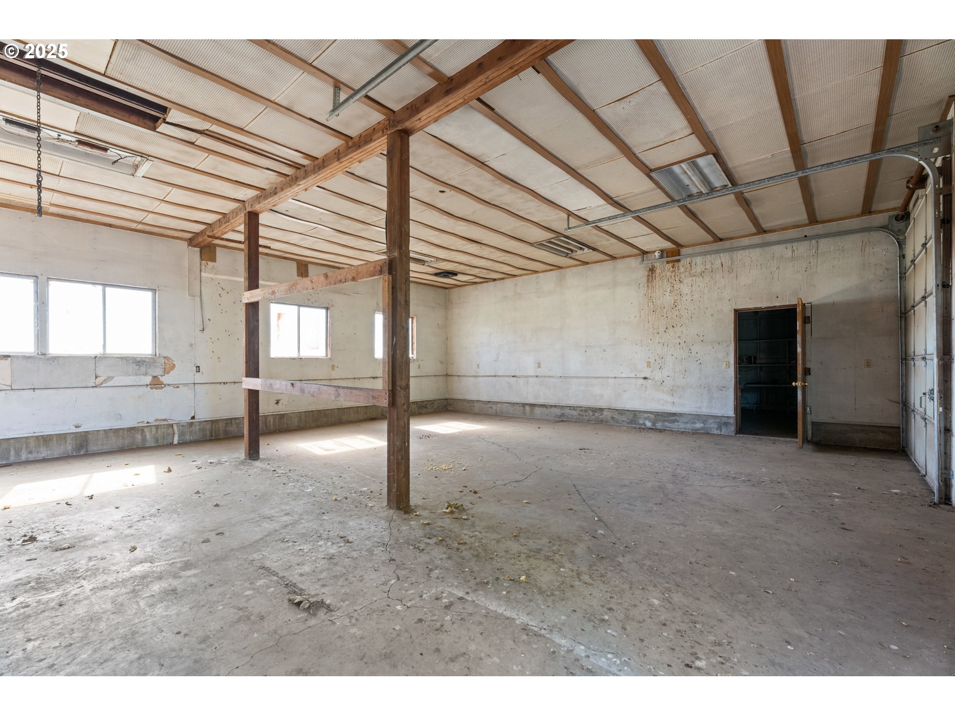15895 Old Butteville Road Northeast Woodburn, OR 97071 - Photo 32 of 47 a view of an empty room with a fireplace