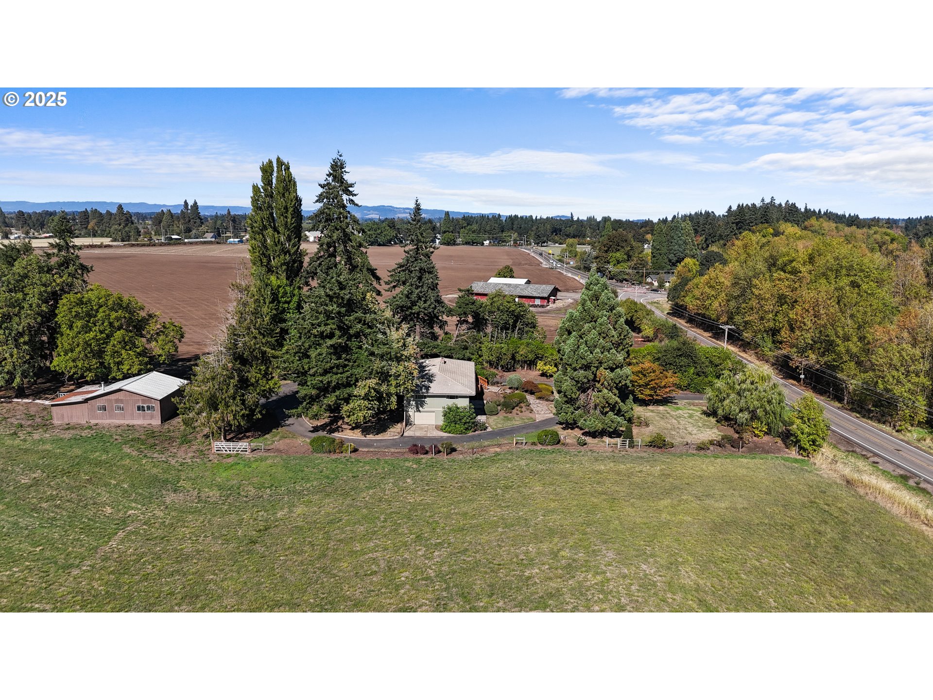 15895 Old Butteville Road Northeast Woodburn, OR 97071 - Photo 38 of 47 a view of a city