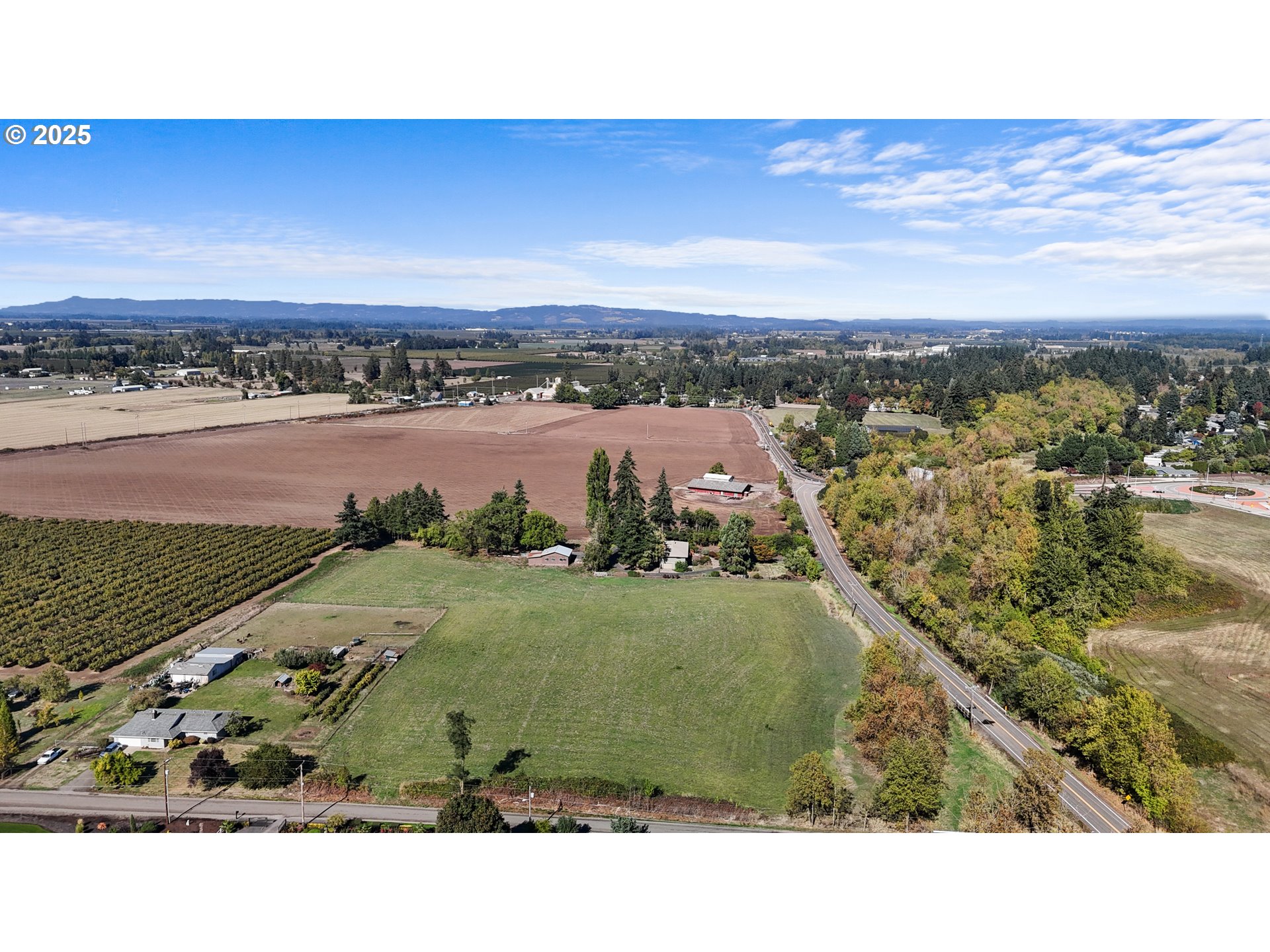 15895 Old Butteville Road Northeast Woodburn, OR 97071 - Photo 39 of 47 a view of a city and an ocean