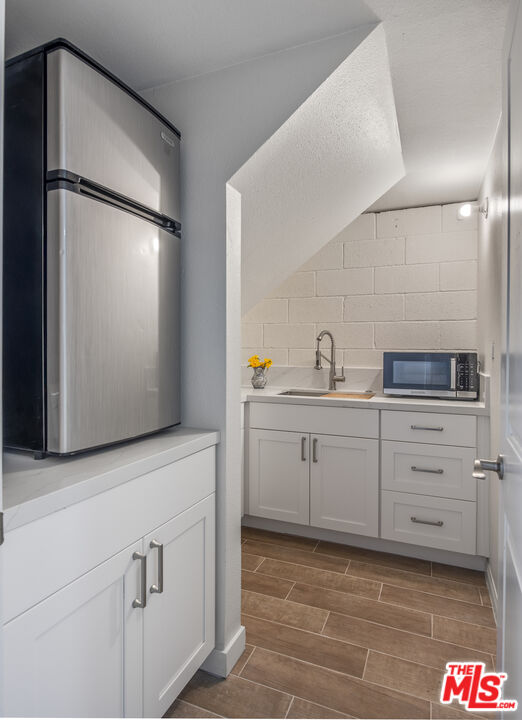 29720 Monte Verde Road Temecula, CA 92591 - Photo 34 of 49 a spacious bathroom with a sink and a mirror