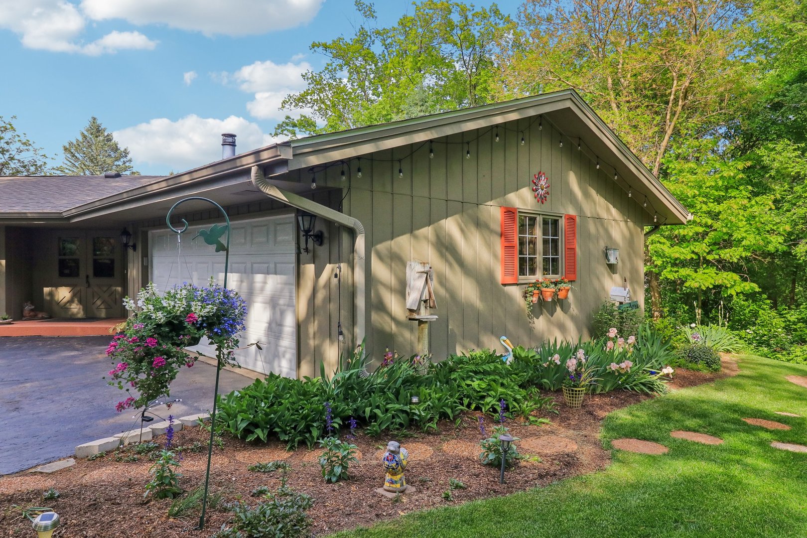 554 Baintree Road Davis, IL 61019 - Photo 5 of 53 a front view of a house with garden
