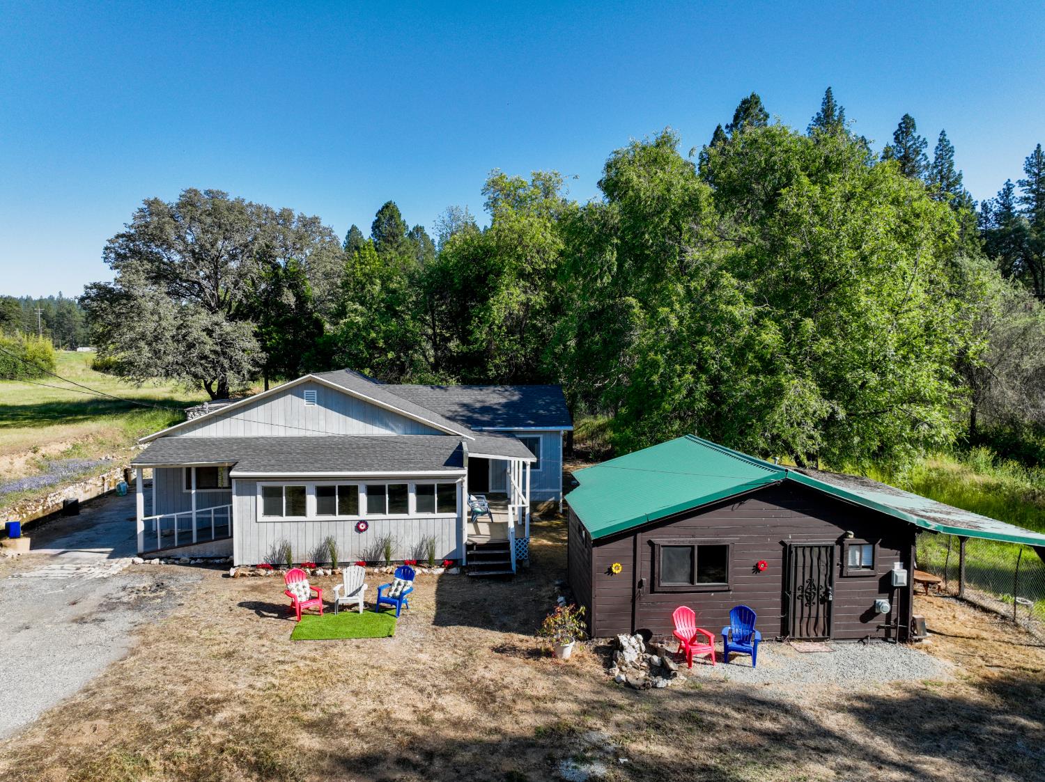 13351 Newtown Road Nevada City, CA 95959 - Photo 22 of 50 a front view of a house with garden