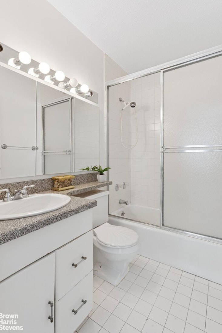 300 East 54th Street, Unit 22G Manhattan, NY 10022 - Photo 12 of 15