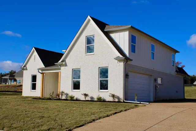 a view of a house with backyard