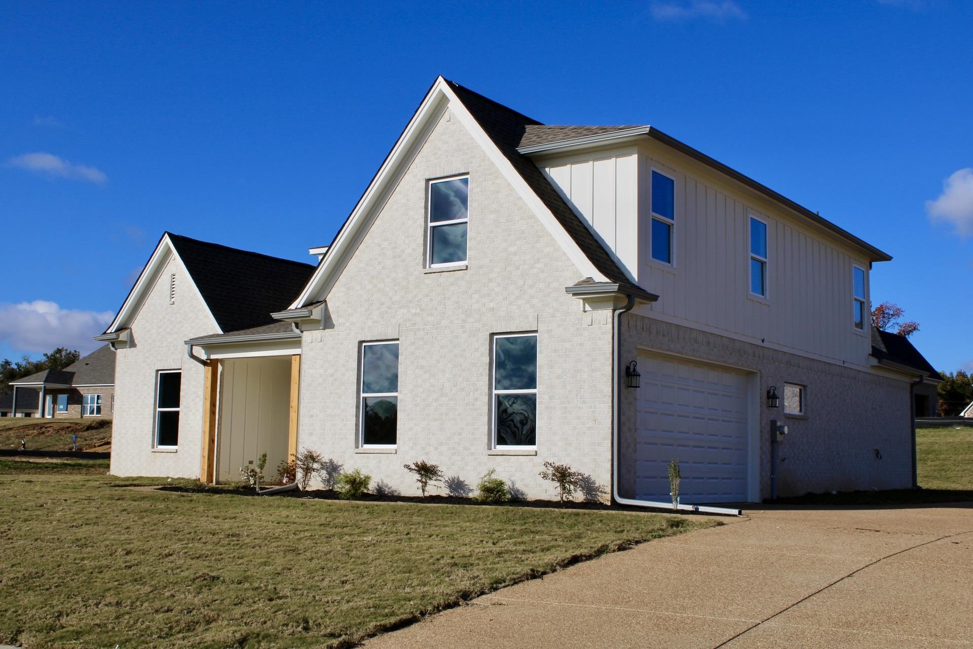 a view of a house with backyard