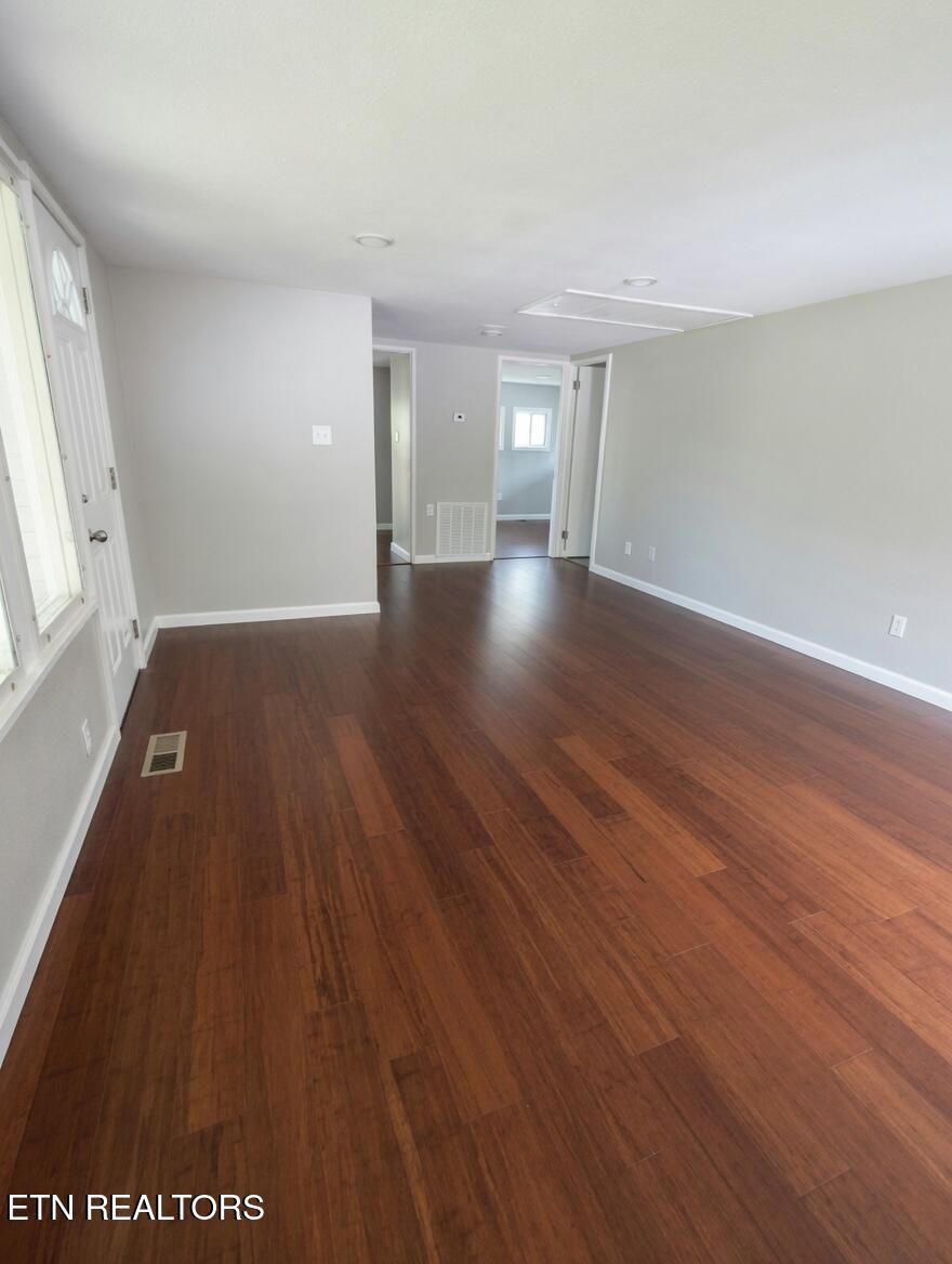 606 West Outer Drive Oak Ridge, TN 37830 - Photo 12 of 32 Living Room