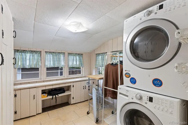 a view of entryway with washer and dryer