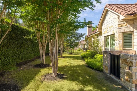 a view of a back yard