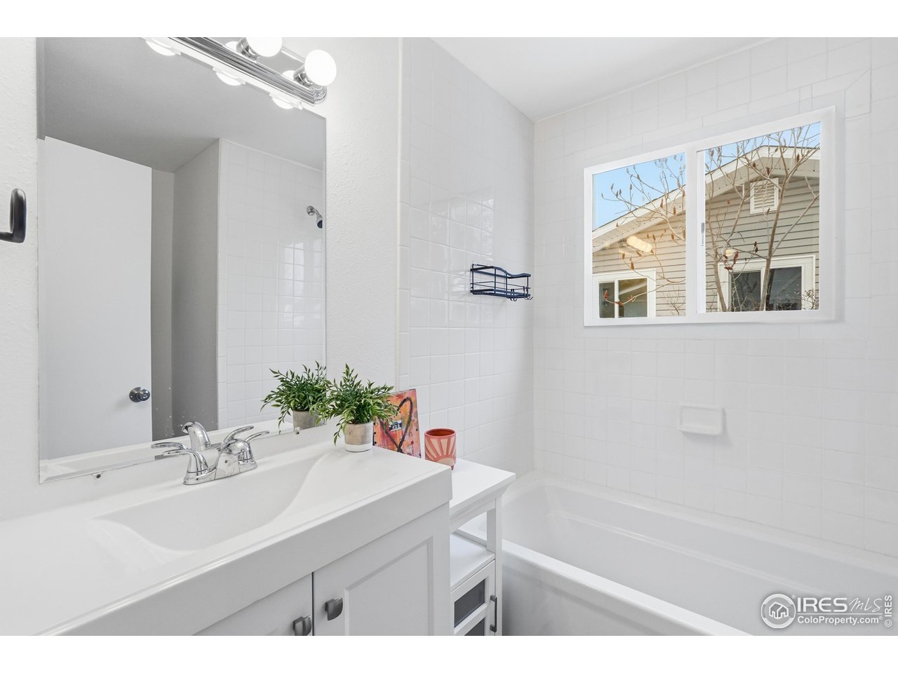4559 Beachcomber Court Boulder, CO 80301 - Photo 15 of 22 a bathroom with a sink a mirror and a bathtub