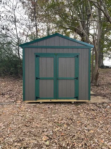 a view of yard with tree