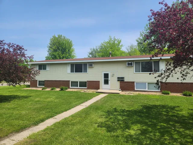 $1,100 | 255 6th Avenue Northeast, Unit 2, Hutchinson, MN 55350